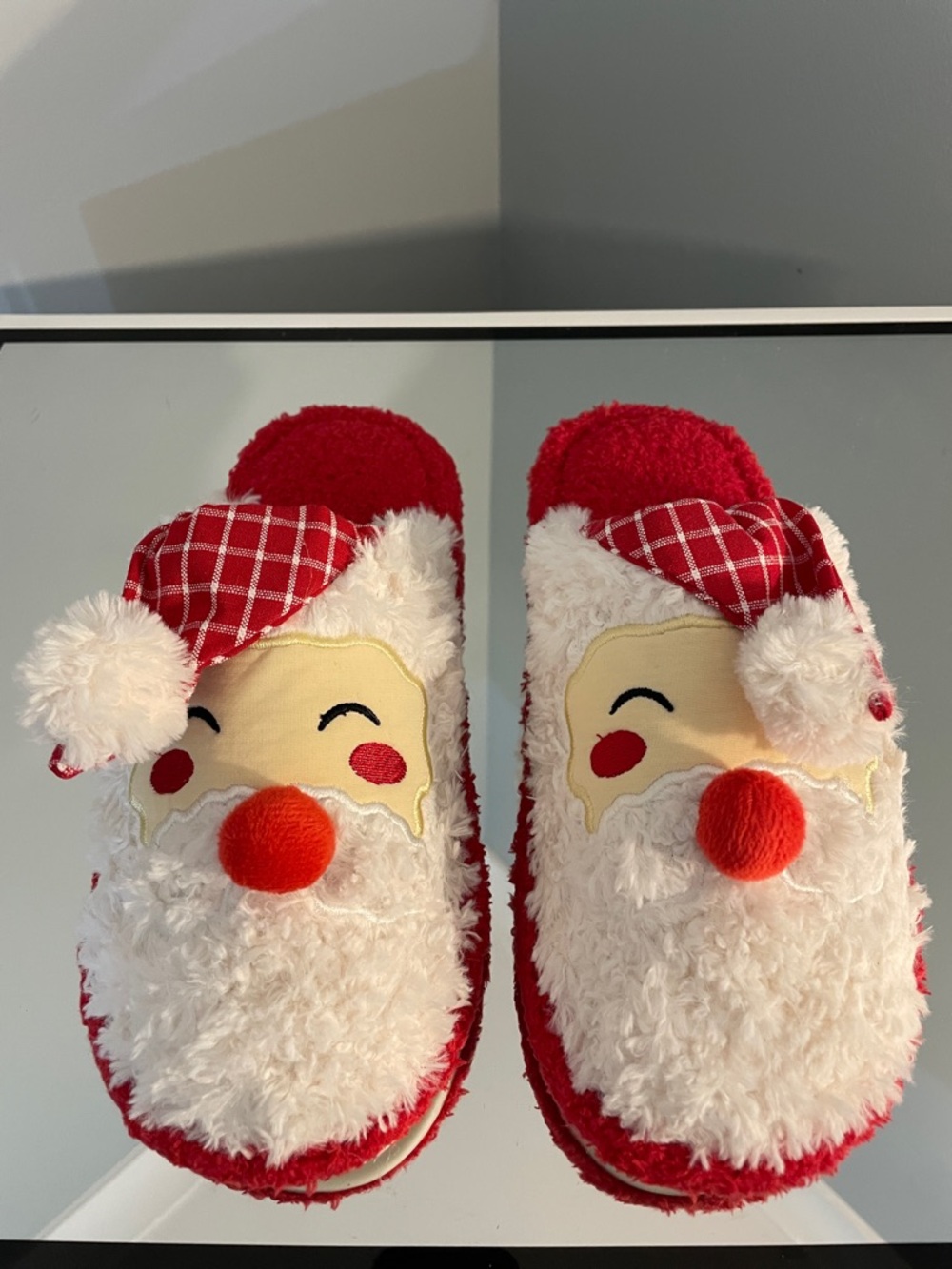 Women's Red Santa Faux-Fur Slippers indoor outdoor nwt